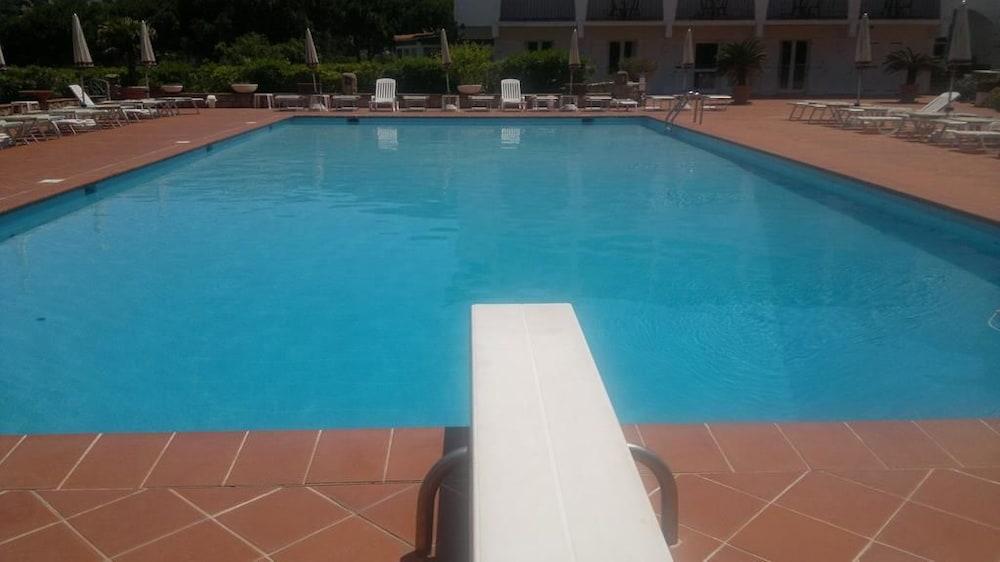 Club Hotel Cormorano Baja Sardinia Exterior photo